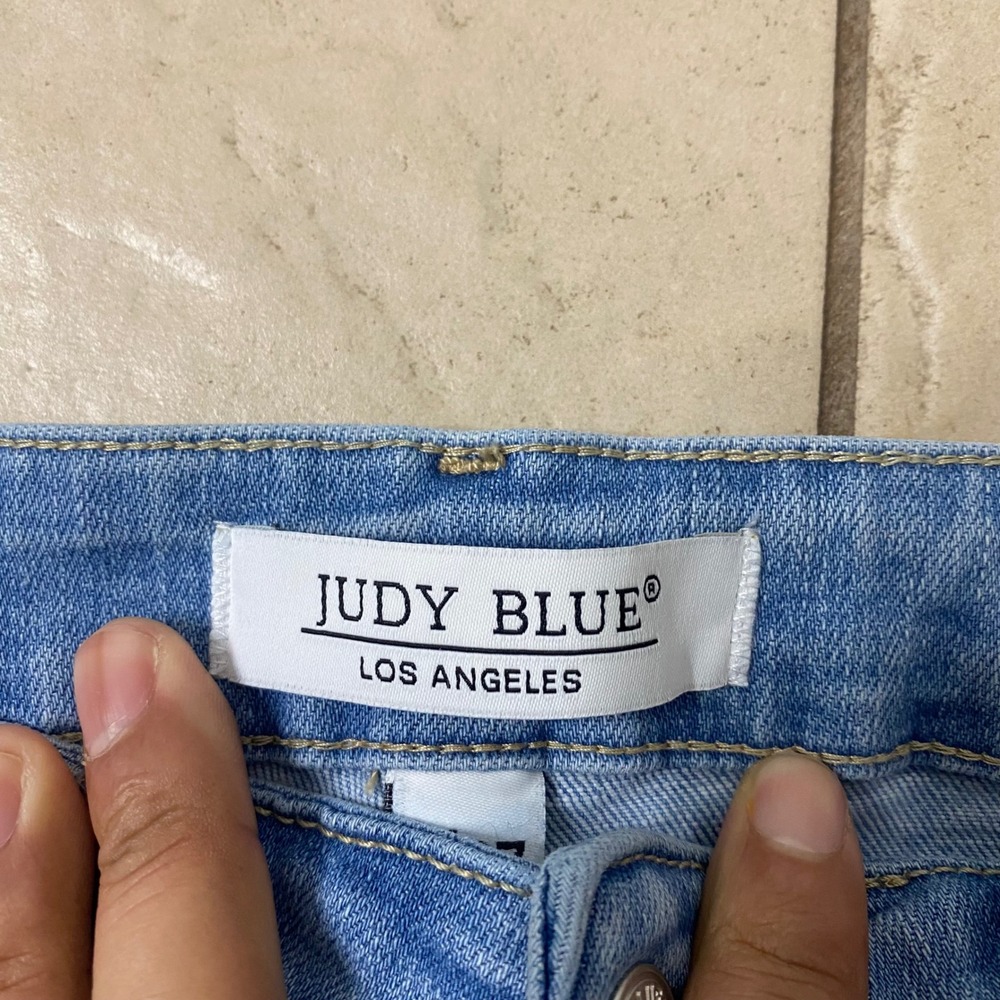 Judy Blue Boyfriend Fit Distressed Light Wash Jeans Shredded Raw Hem Size 5/27 - Picture 3 of 10